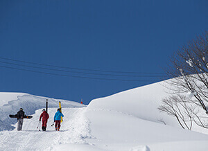 ムイカ：圧雪車が作った道をハイクアップ